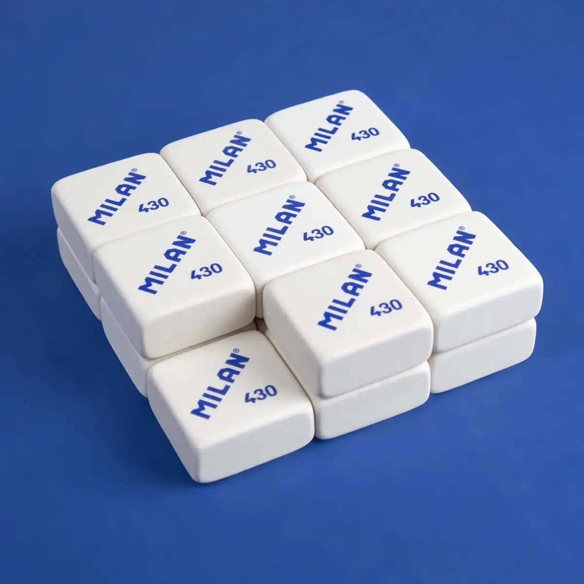 Gomas de borrar Milan 430 cuadradas, colores surtidos en caja de 30 unidades; goma blanda para un borrado limpio, ideal para lápices de grafito sobre todo tipo de papel.