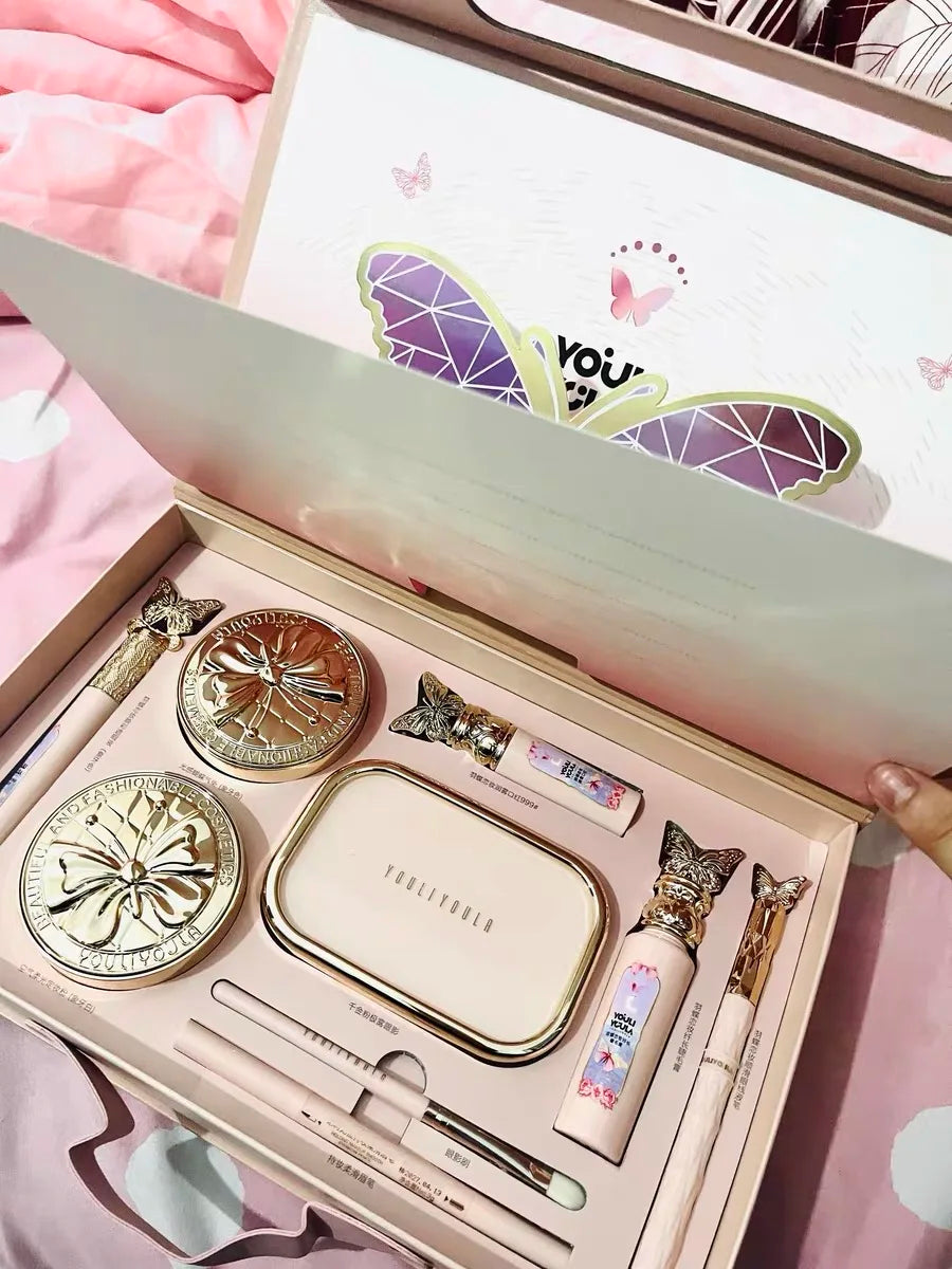 Set de maquillaje completo: labial, sombra de ojos, lápiz de cejas, BB cream tipo *cushion* y máscara de pestañas (9 piezas en caja de regalo).