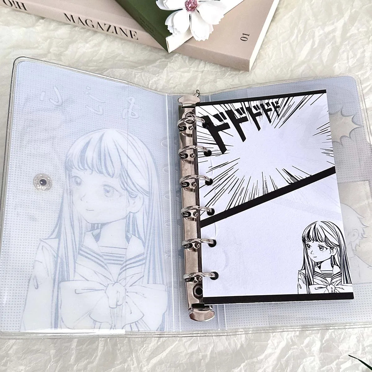 Carpeta WAKAWAKA tamaño A7 con diseño de trébol de cuatro hojas y chica; cuaderno de hojas intercambiables con cubierta de PVC brillante, incluye bolsillo para almacenamiento de pegatinas; portátil.