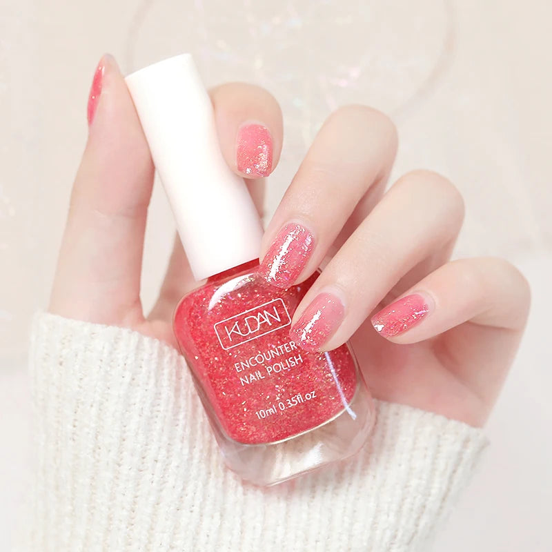 Esmalte de uñas de 10 ml a base de agua, de secado rápido y larga duración; fórmula saludable con efecto iluminador; no requiere lámpara de secado.