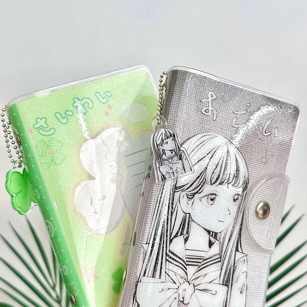 Carpeta WAKAWAKA tamaño A7 con diseño de trébol de cuatro hojas y chica; cuaderno de hojas intercambiables con cubierta de PVC brillante, incluye bolsillo para almacenamiento de pegatinas; portátil.