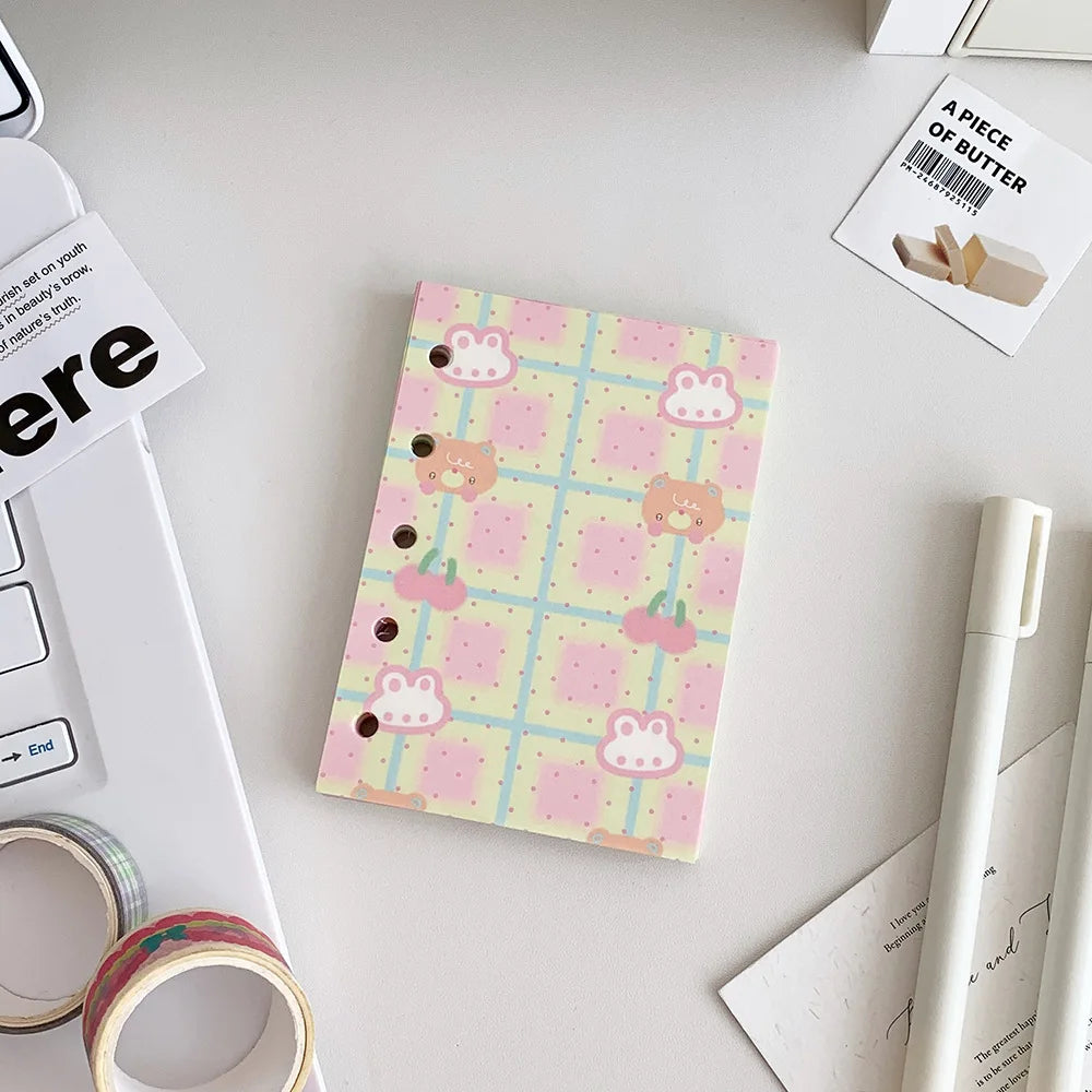 Cuaderno de hojas sueltas M5 con diseño de osito estilo dibujos animados; cuaderno transparente estilo kawaii para estudiantes, artículos de papelería, diario para chicas y libreta de tareas.