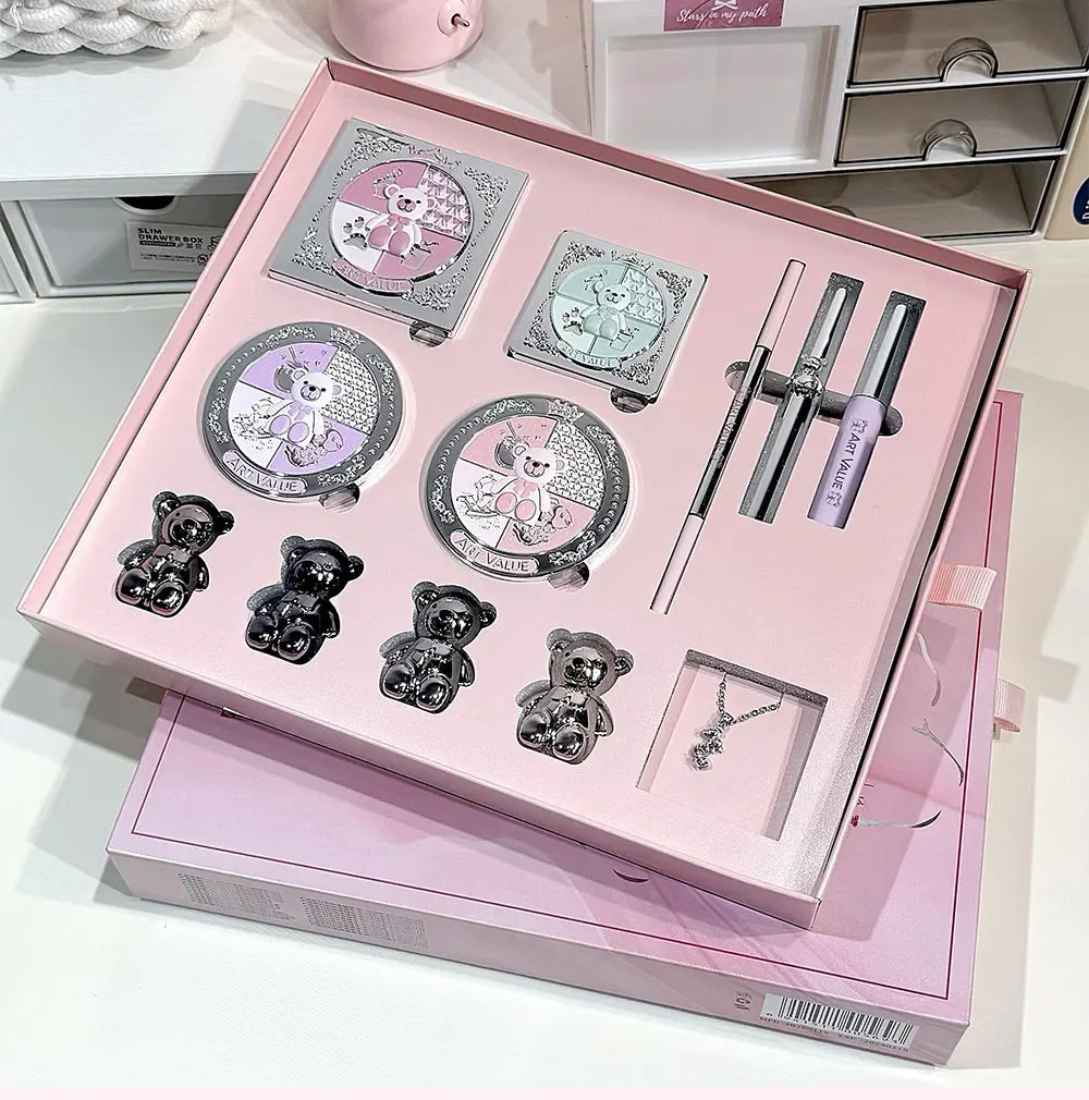 Los sets de maquillaje facial ART VALUE incluyen: 4 labiales tipo "lip mud", 1 lápiz de cejas, 1 máscara de pestañas, 1 gel con color para cejas, 1 polvo compacto, 1 colorete, 1 producto para contorno y 1 sombra de ojos.