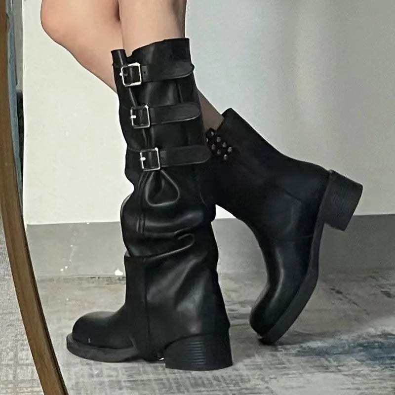 Botas altas negras para mujer, estilo gótico Y2K y punk "Wasteland", con remaches y estética vintage tipo motero y western.