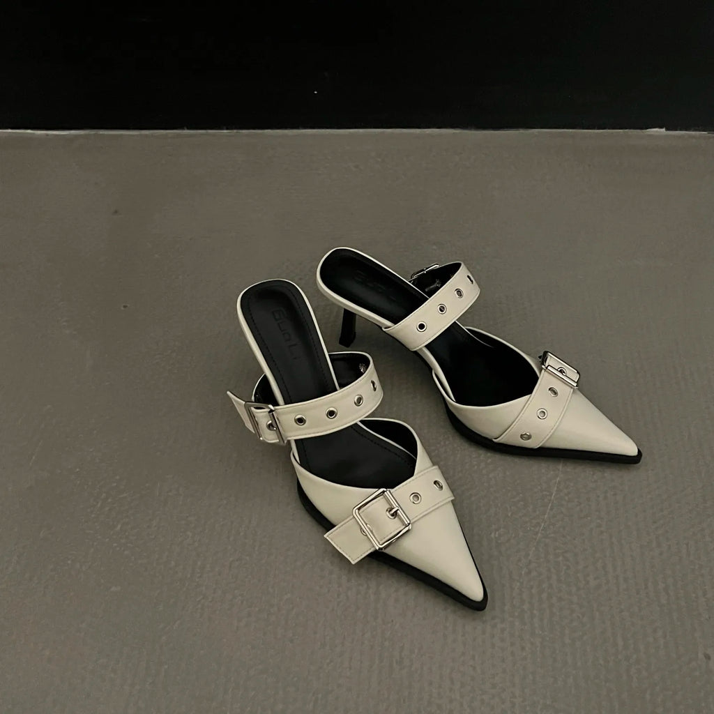 Nuevas sandalias de verano con punta y tacón fino; diseño tipo zapato cerrado en la puntera y abierto en el talón, en color plateado.