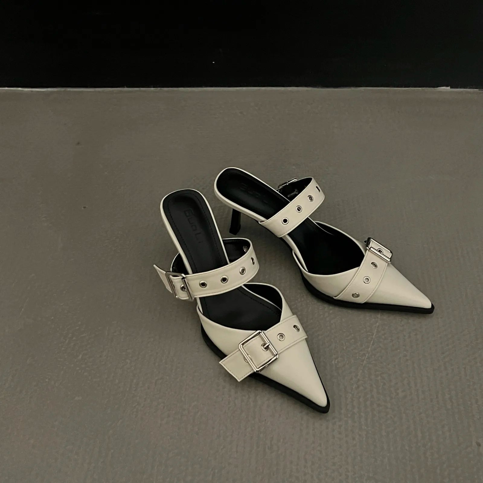 Nuevas sandalias de verano con punta y tacón fino; diseño tipo zapato cerrado en la puntera y abierto en el talón, en color plateado.