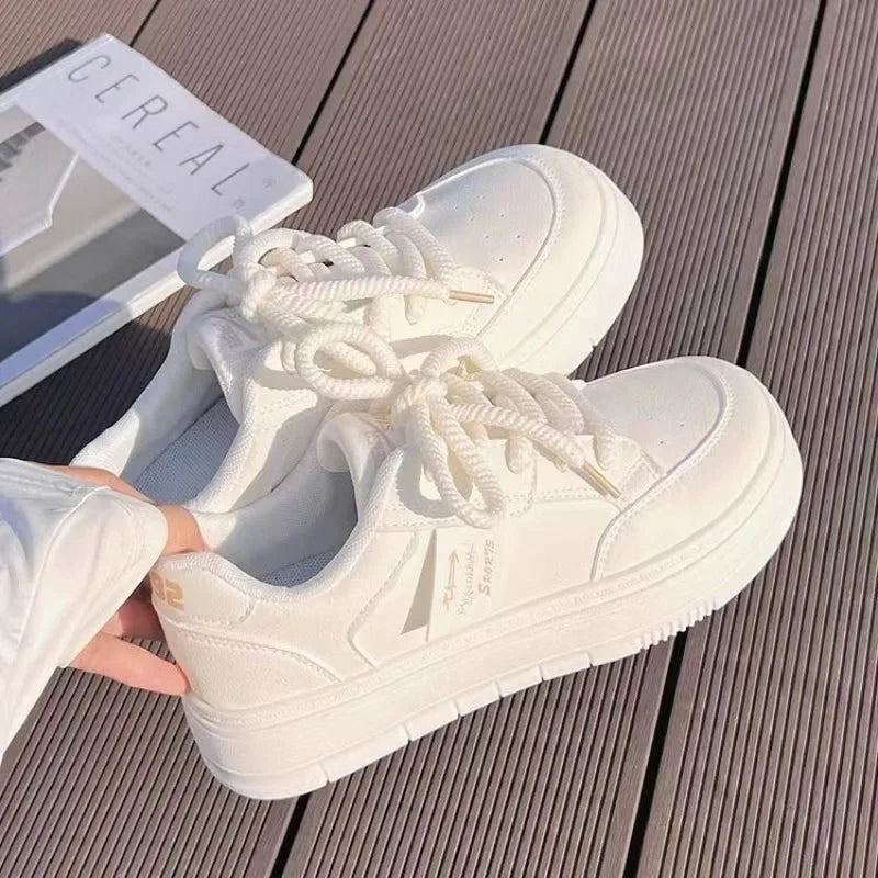 Nuevos zapatos planos de cuero para mujer: calzado casual de moda otoñal, transpirable, vulcanizado, estilo deportivo blanco con cordones y suela gruesa.