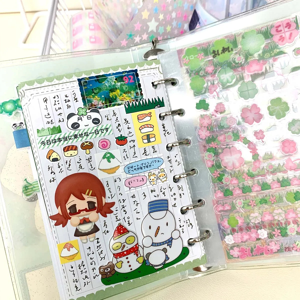 Carpeta WAKAWAKA tamaño A7 con diseño de trébol de cuatro hojas y chica; cuaderno de hojas intercambiables con cubierta de PVC brillante, incluye bolsillo para almacenamiento de pegatinas; portátil.