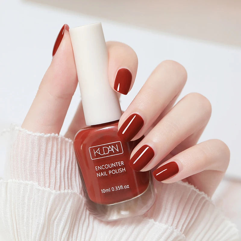 Esmalte de uñas de 10 ml a base de agua, de secado rápido y larga duración; fórmula saludable con efecto iluminador; no requiere lámpara de secado.