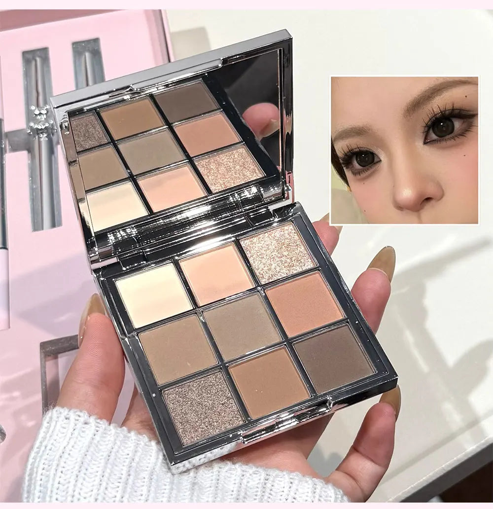 Los sets de maquillaje facial ART VALUE incluyen: 4 labiales tipo "lip mud", 1 lápiz de cejas, 1 máscara de pestañas, 1 gel con color para cejas, 1 polvo compacto, 1 colorete, 1 producto para contorno y 1 sombra de ojos.