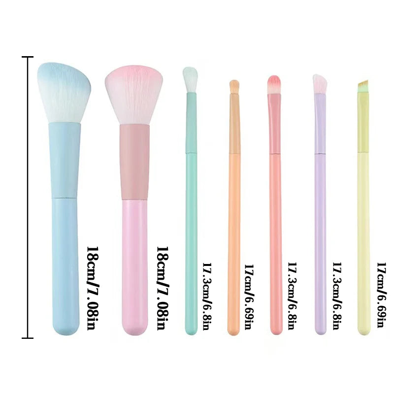 Un juego completo de herramientas de maquillaje que incluye 7 brochas de colores, polvos sueltos, productos para contorno, sombras de ojos, brochas para cejas, etc.