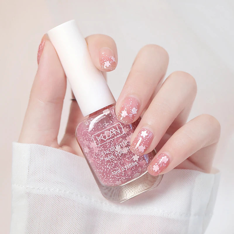 Esmalte de uñas de 10 ml a base de agua, de secado rápido y larga duración; fórmula saludable con efecto iluminador; no requiere lámpara de secado.
