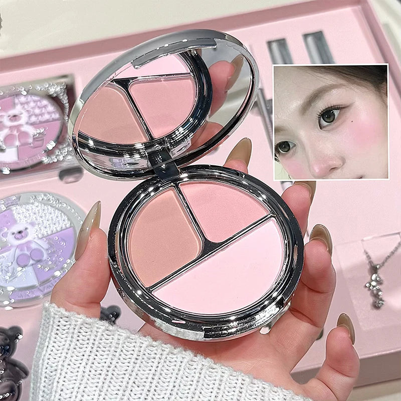 Los sets de maquillaje facial ART VALUE incluyen: 4 labiales tipo "lip mud", 1 lápiz de cejas, 1 máscara de pestañas, 1 gel con color para cejas, 1 polvo compacto, 1 colorete, 1 producto para contorno y 1 sombra de ojos.