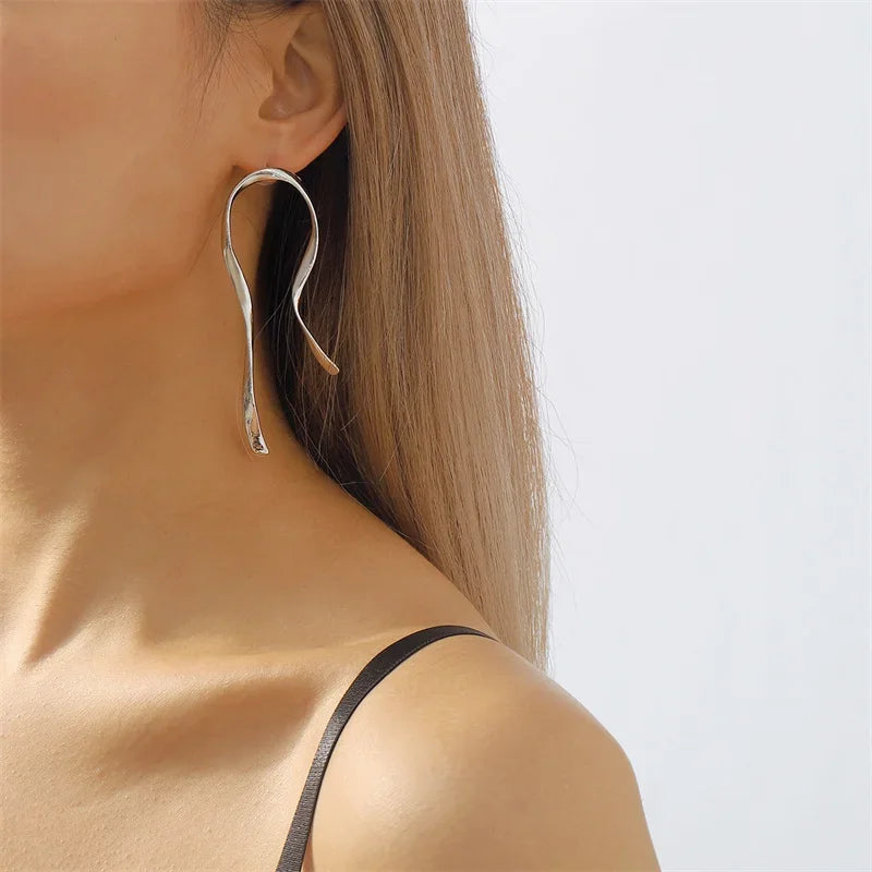 Pendientes de botón minimalistas de metal con diseño geométrico irregular y calado; estilo punk llamativo en color dorado; joyería con encanto para mujer.