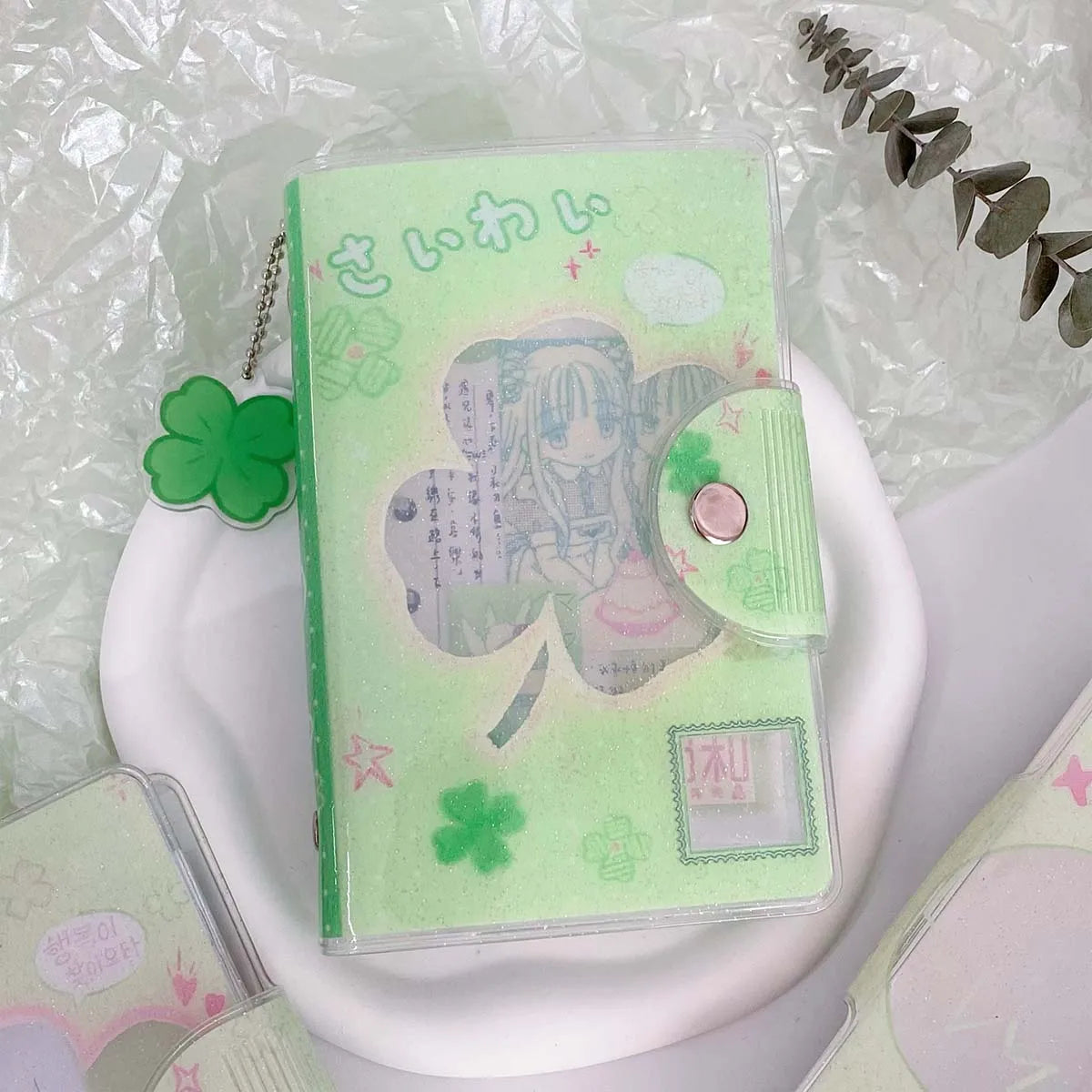 Carpeta WAKAWAKA tamaño A7 con diseño de trébol de cuatro hojas y chica; cuaderno de hojas intercambiables con cubierta de PVC brillante, incluye bolsillo para almacenamiento de pegatinas; portátil.