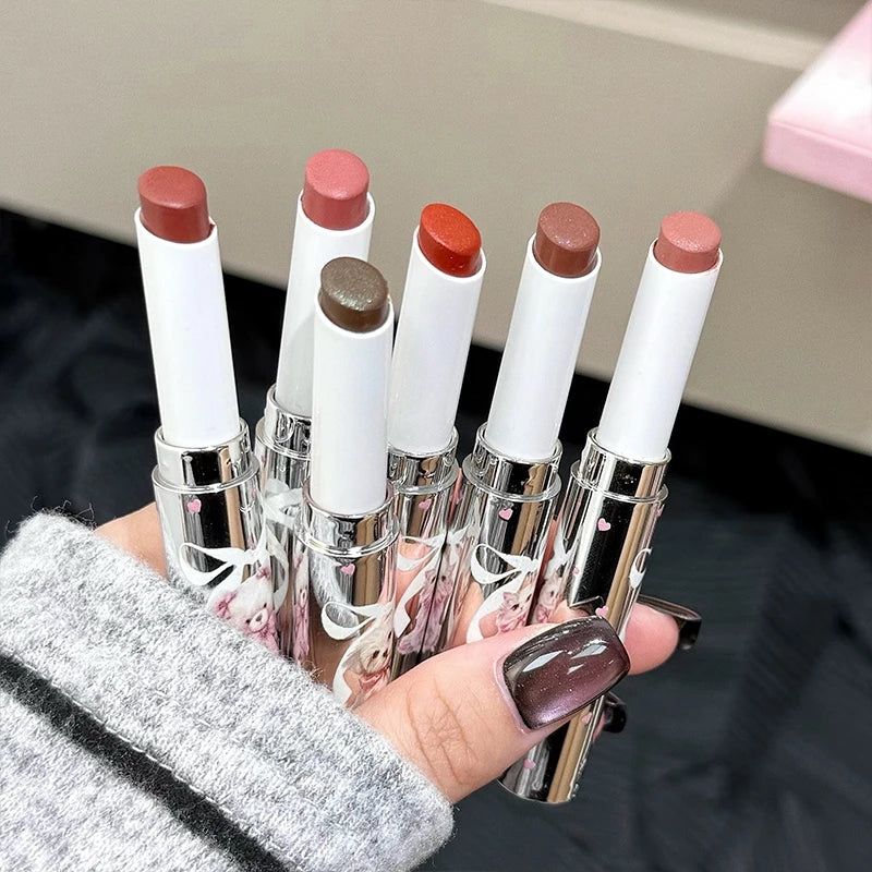 Labial Art Value de textura aterciopelada y acabado mate suave; tinta labial colorida y duradera en formato lápiz (tonos nude y rojo), fórmula nutritiva, disponible en 6 colores.