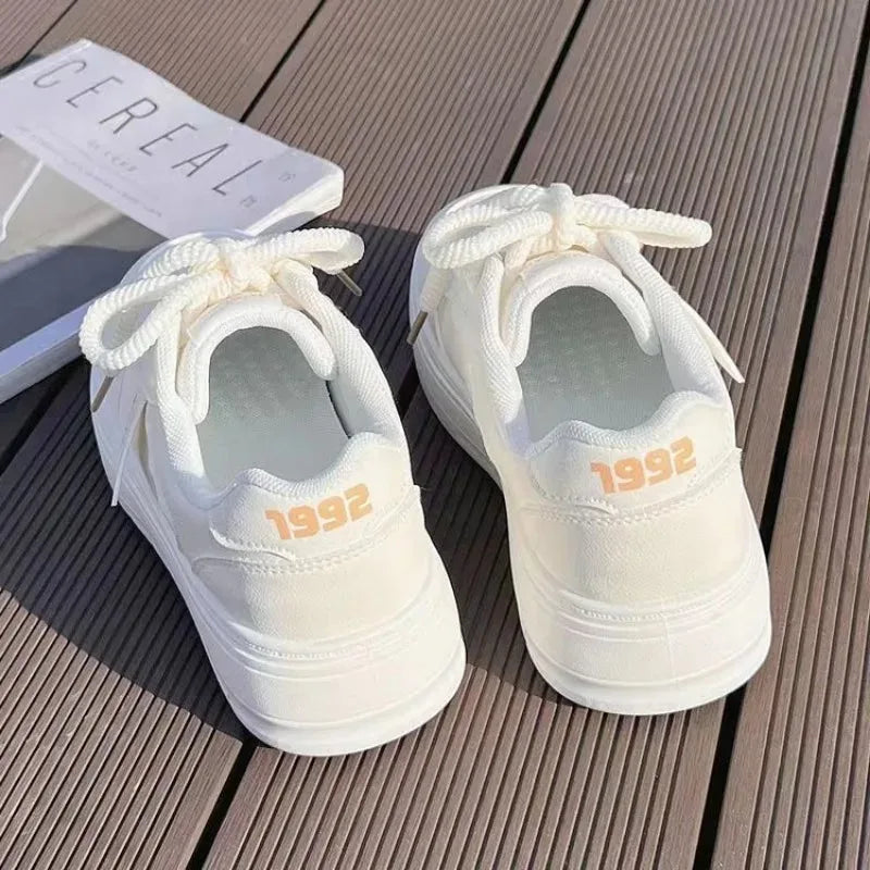 Nuevos zapatos planos de cuero para mujer: calzado casual de moda otoñal, transpirable, vulcanizado, estilo deportivo blanco con cordones y suela gruesa.