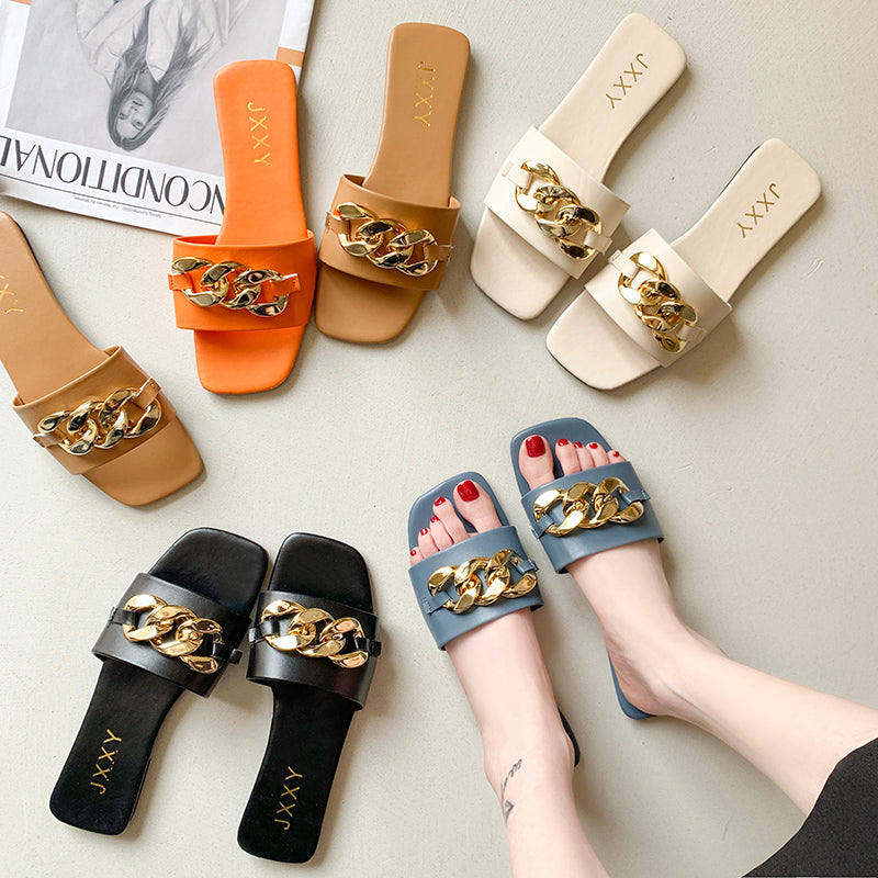 Nuevas pantuflas de moda para mujer 2025: sandalias planas tipo pala con punta cuadrada, detalle de cadena y adorno metálico; calzado casual y playero.