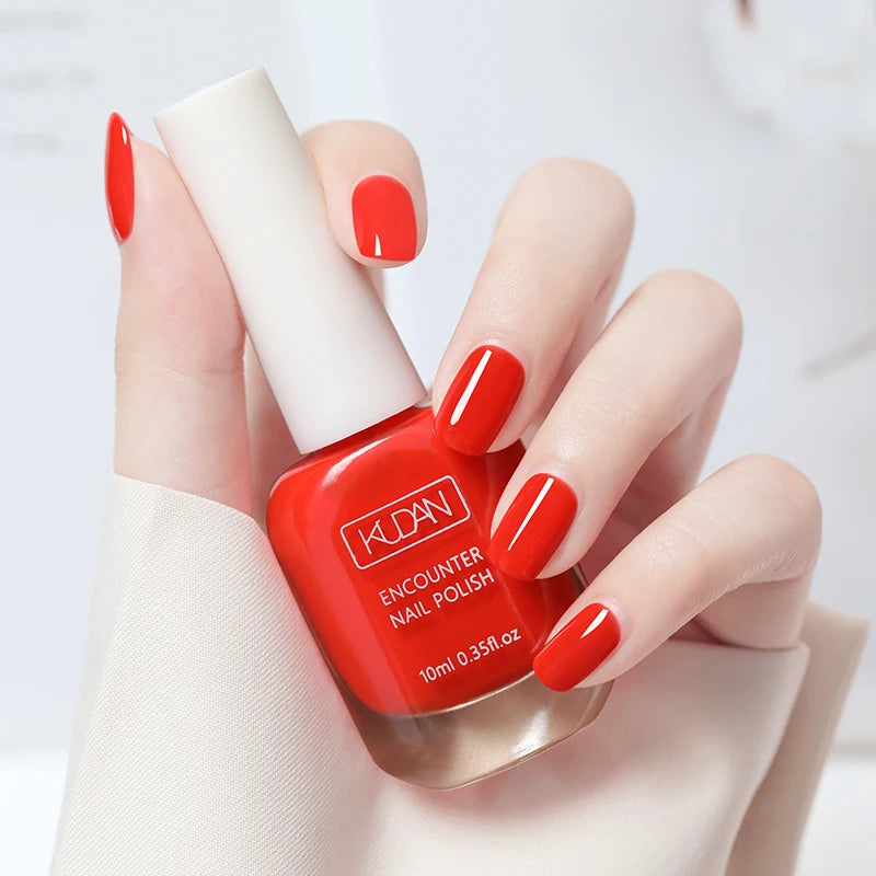 Esmalte de uñas de 10 ml a base de agua, de secado rápido y larga duración; fórmula saludable con efecto iluminador; no requiere lámpara de secado.