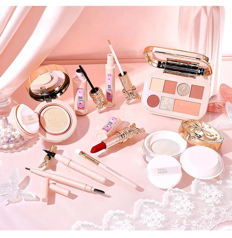 Set de maquillaje completo: labial, sombra de ojos, lápiz de cejas, BB cream tipo *cushion* y máscara de pestañas (9 piezas en caja de regalo).