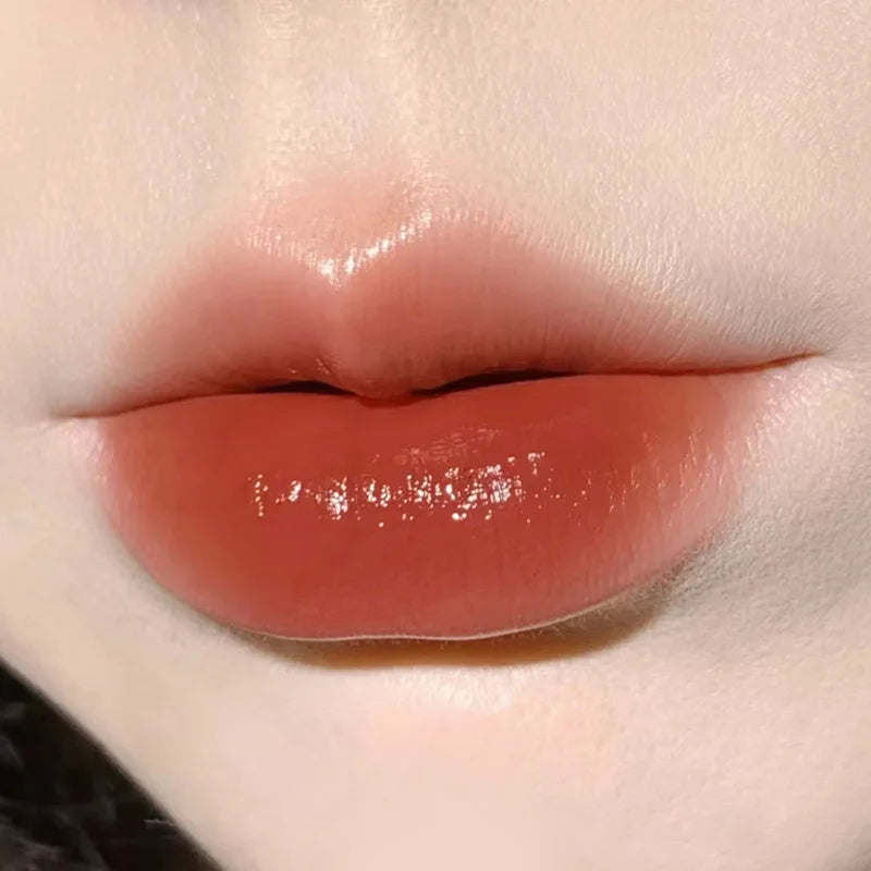 Tinta labial hidratante Herorange con acabado gloss y textura acuosa; efecto labios voluminosos y brillantes (tipo cristal). Fórmula de larga duración que no reseca