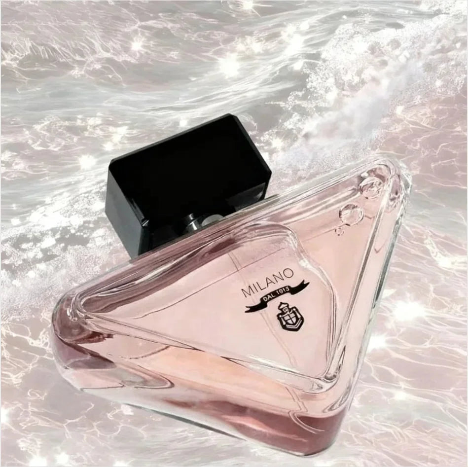 Perfume de 90 ml con aroma fresco y misterioso: capullos de azahar dulce, ámbar profundo y almizcle blanco sedoso. Fragancia duradera, ideal para una cita romántica.
