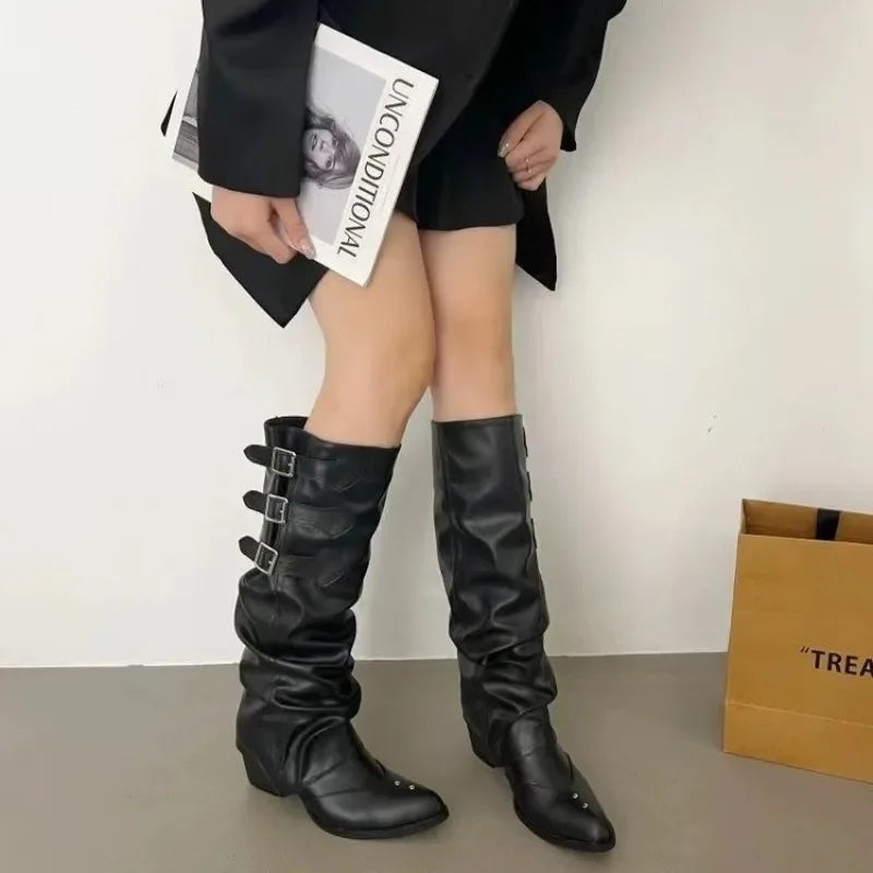 Botas altas negras para mujer, estilo gótico Y2K y punk "Wasteland", con remaches y estética vintage tipo motero y western.