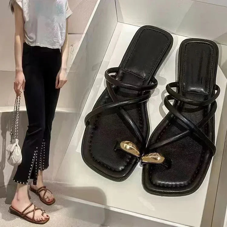 Sandalias tipo pala para mujer con tiras cruzadas y trabilla para el dedo; calzado de playa cómodo y ligero con diseño casual en color liso para el verano.