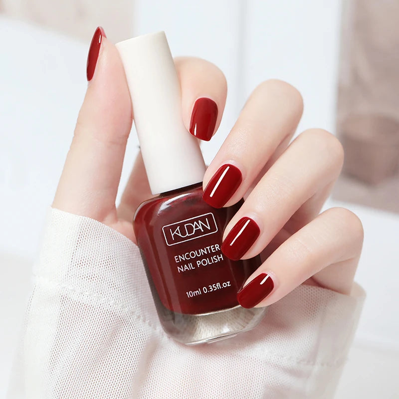 Esmalte de uñas de 10 ml a base de agua, de secado rápido y larga duración; fórmula saludable con efecto iluminador; no requiere lámpara de secado.