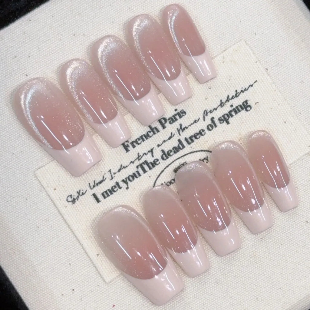 10 piezas de uñas postizas hechas a mano (estilo *press-on*) de longitud media; diseño francés con borde rosa escalonado y efecto ojo de gato brillante; cobertura total para mujeres y chicas.