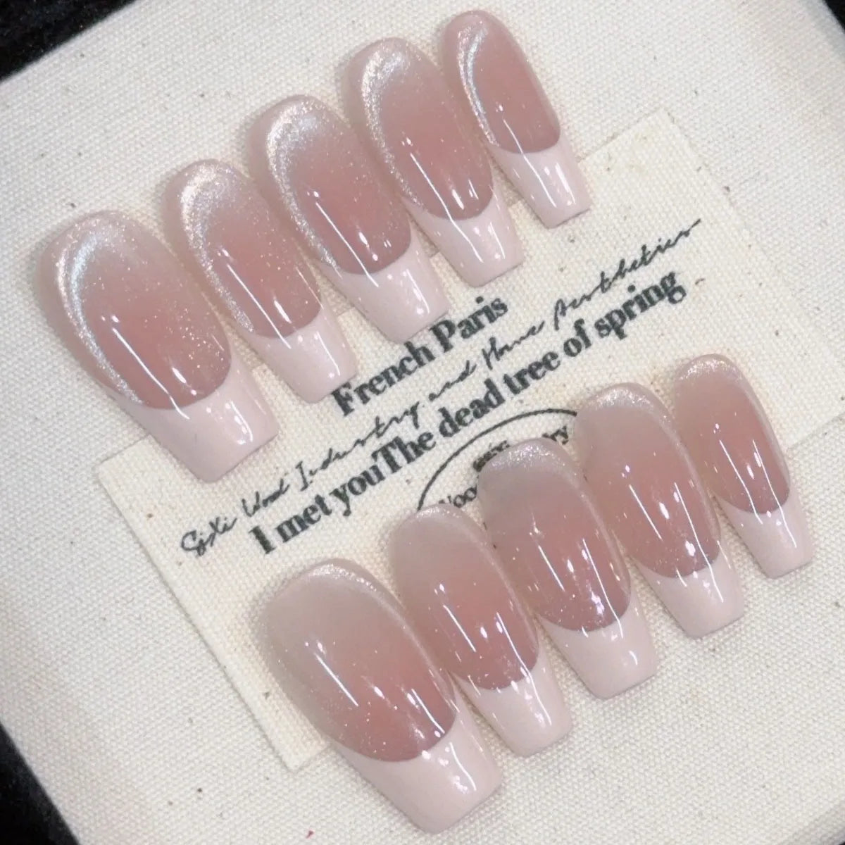 10 piezas de uñas postizas hechas a mano (estilo *press-on*) de longitud media; diseño francés con borde rosa escalonado y efecto ojo de gato brillante; cobertura total para mujeres y chicas.