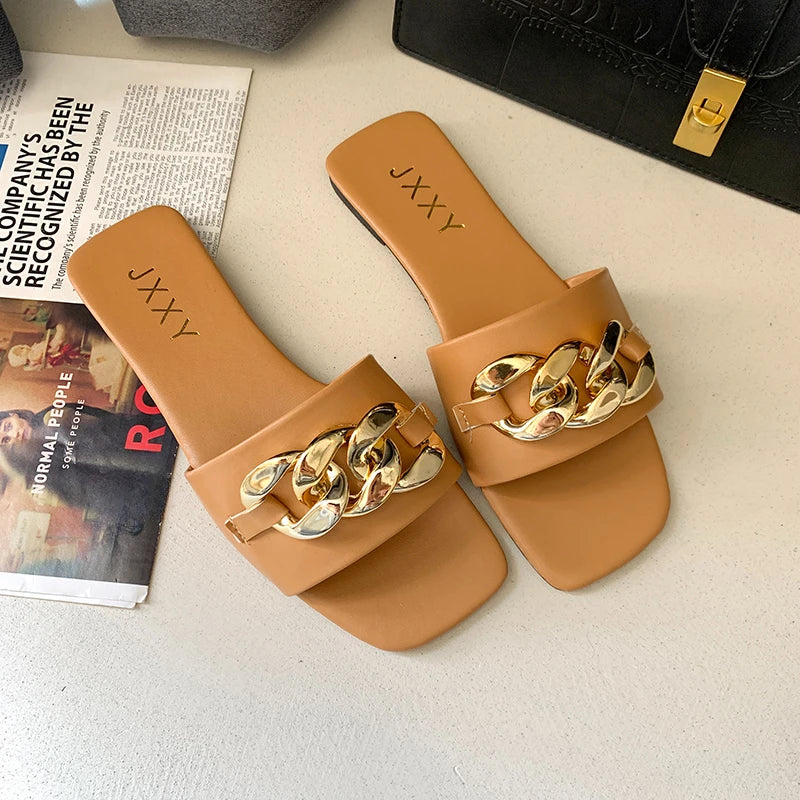 Nuevas pantuflas de moda para mujer 2025: sandalias planas tipo pala con punta cuadrada, detalle de cadena y adorno metálico; calzado casual y playero.