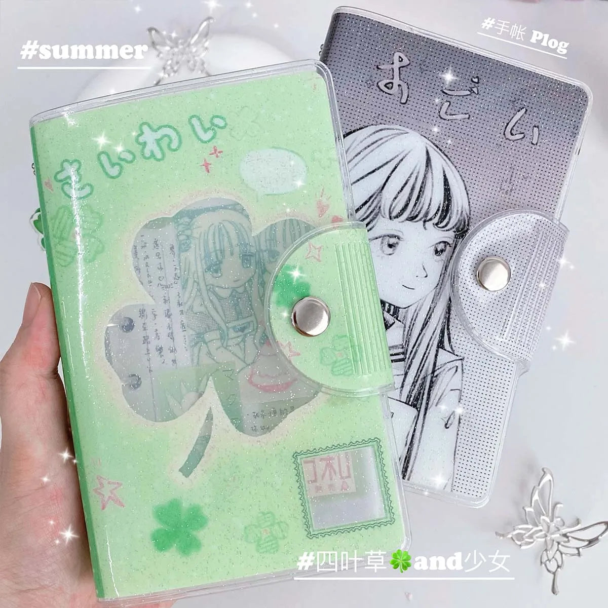 Carpeta WAKAWAKA tamaño A7 con diseño de trébol de cuatro hojas y chica; cuaderno de hojas intercambiables con cubierta de PVC brillante, incluye bolsillo para almacenamiento de pegatinas; portátil.