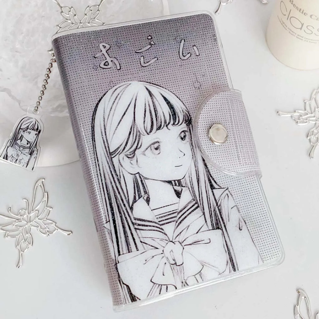 Carpeta WAKAWAKA tamaño A7 con diseño de trébol de cuatro hojas y chica; cuaderno de hojas intercambiables con cubierta de PVC brillante, incluye bolsillo para almacenamiento de pegatinas; portátil.