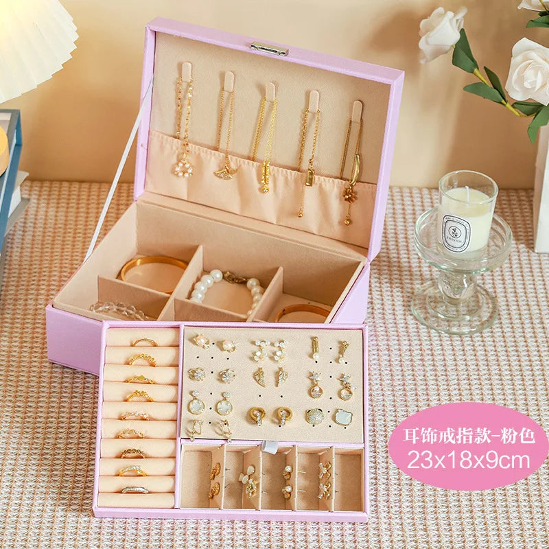 1 caja para guardar joyas (collares y pendientes); opción ideal para regalo.