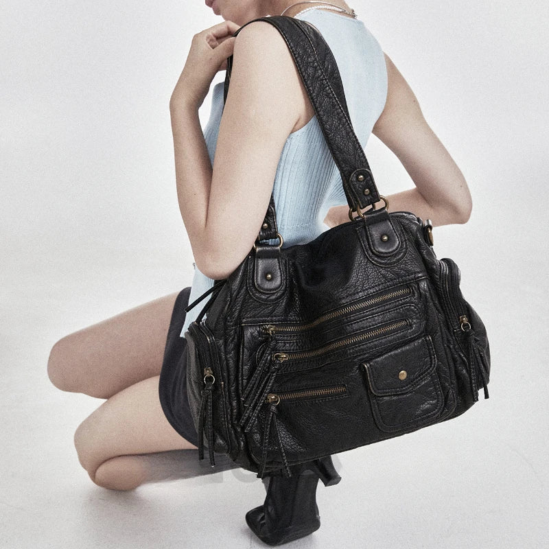 Bolso de hombro, tendencia retro Y2K, de gran capacidad y acabado lavado con efecto desgastado.