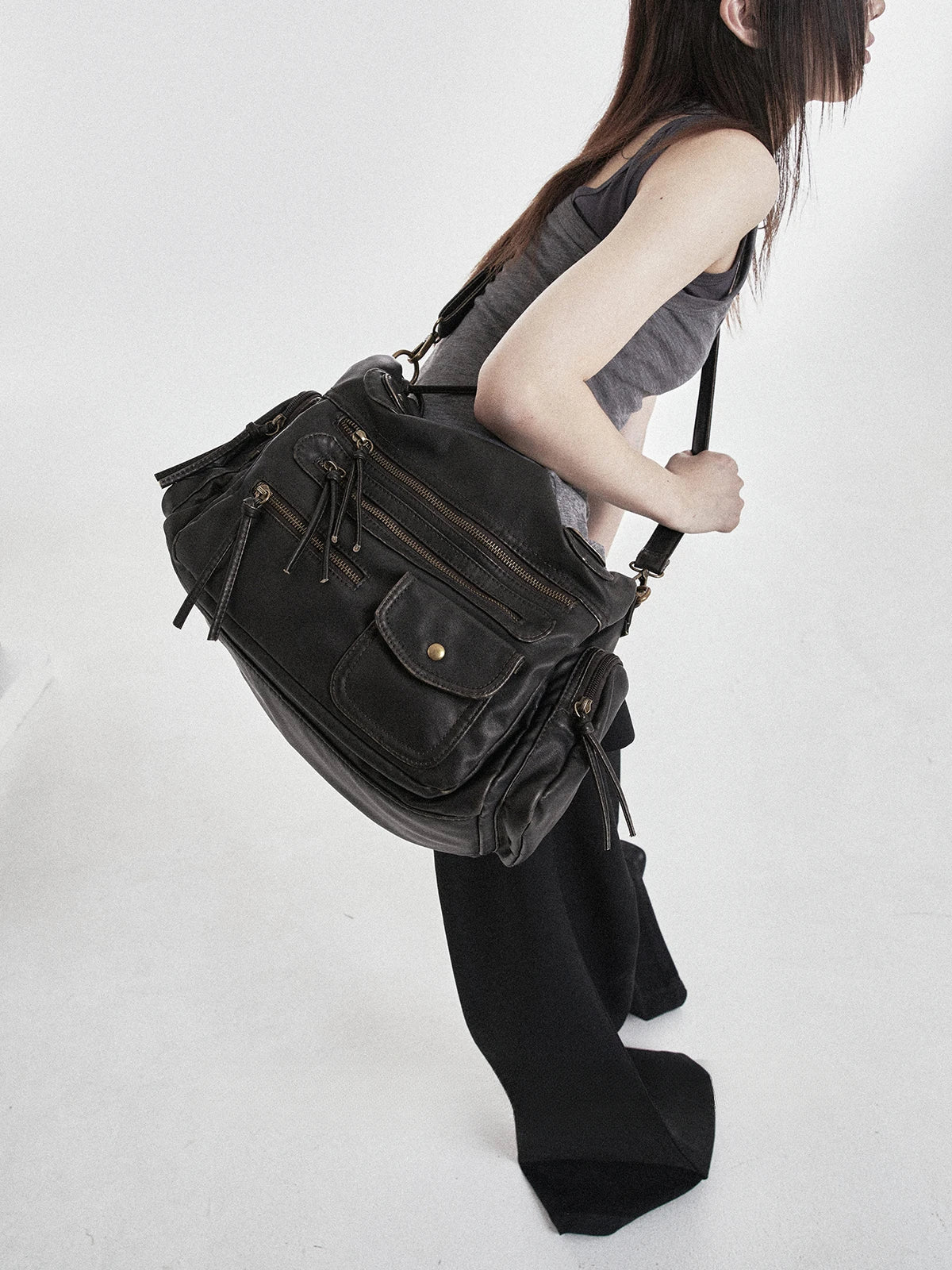 Bolso de hombro, tendencia retro Y2K, de gran capacidad y acabado lavado con efecto desgastado.