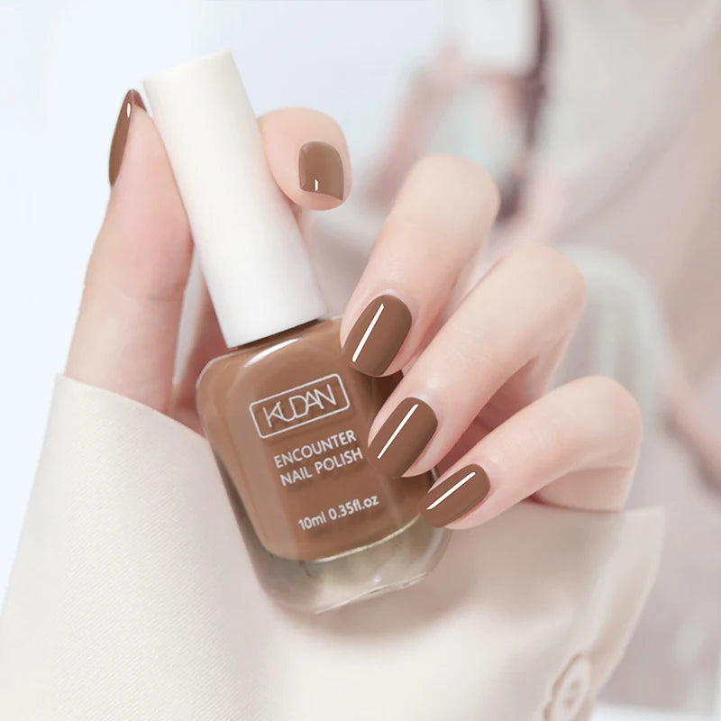 Esmalte de uñas de 10 ml a base de agua, de secado rápido y larga duración; fórmula saludable con efecto iluminador; no requiere lámpara de secado.