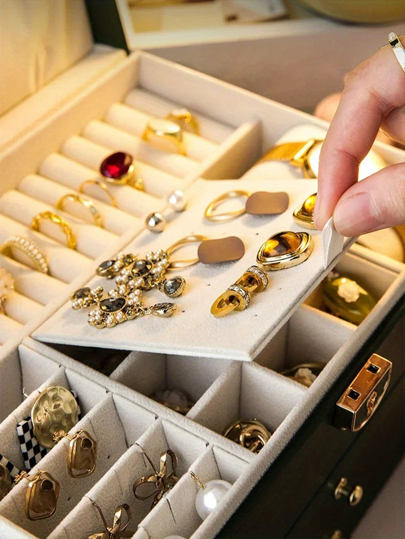 1 caja para guardar joyas (collares y pendientes); opción ideal para regalo.