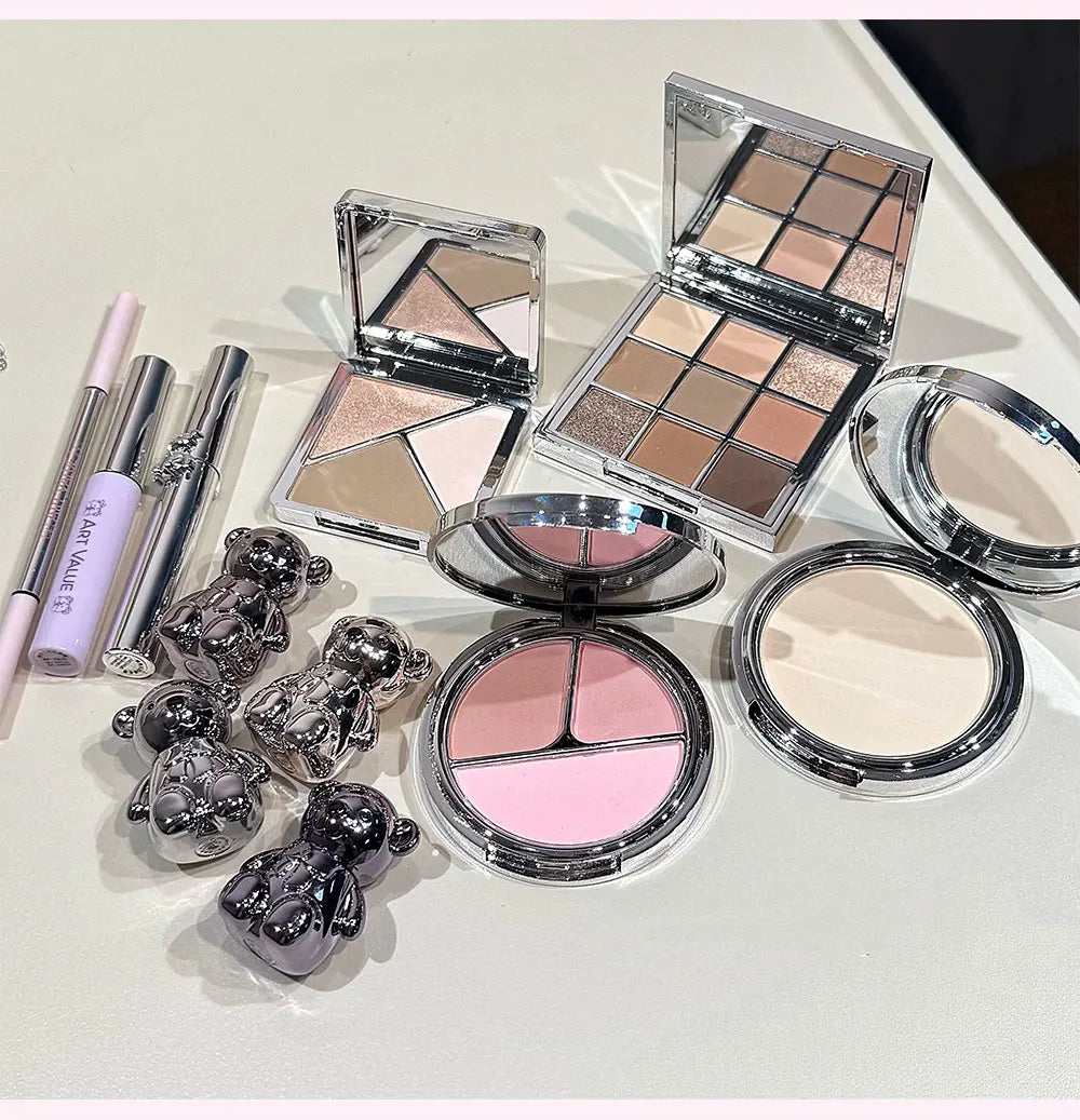 Los sets de maquillaje facial ART VALUE incluyen: 4 labiales tipo "lip mud", 1 lápiz de cejas, 1 máscara de pestañas, 1 gel con color para cejas, 1 polvo compacto, 1 colorete, 1 producto para contorno y 1 sombra de ojos.