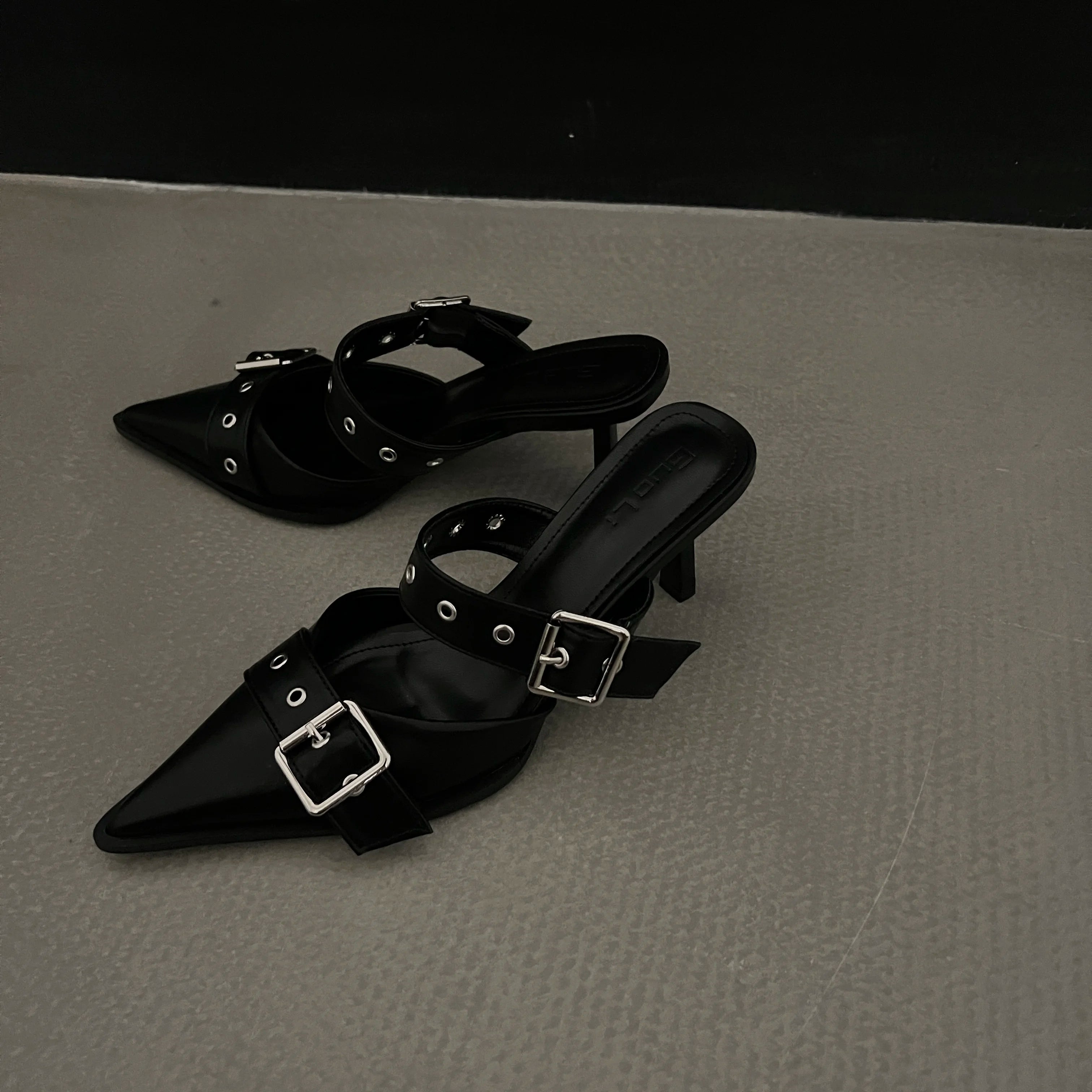 Nuevas sandalias de verano con punta y tacón fino; diseño tipo zapato cerrado en la puntera y abierto en el talón, en color plateado.