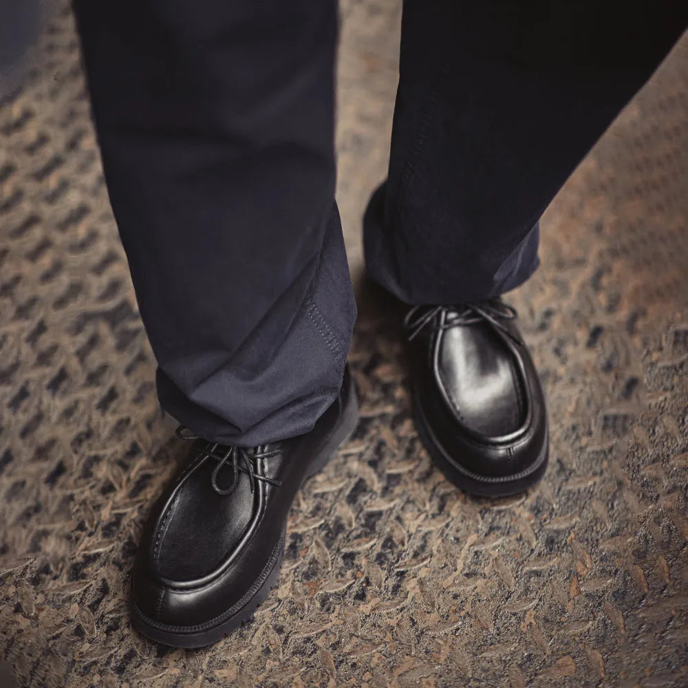 Zapatos Derby negros de estilo vintage para hombre de la marca Maden; modelo de piel con cordones, puntera redonda y diseño británico, ideales para la oficina o entornos profesionales.
