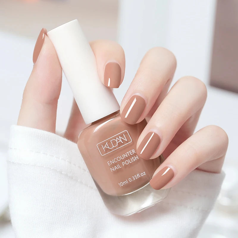 Esmalte de uñas de 10 ml a base de agua, de secado rápido y larga duración; fórmula saludable con efecto iluminador; no requiere lámpara de secado.