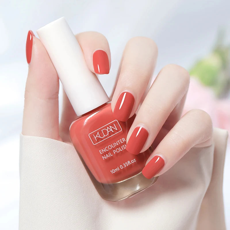 Esmalte de uñas de 10 ml a base de agua, de secado rápido y larga duración; fórmula saludable con efecto iluminador; no requiere lámpara de secado.