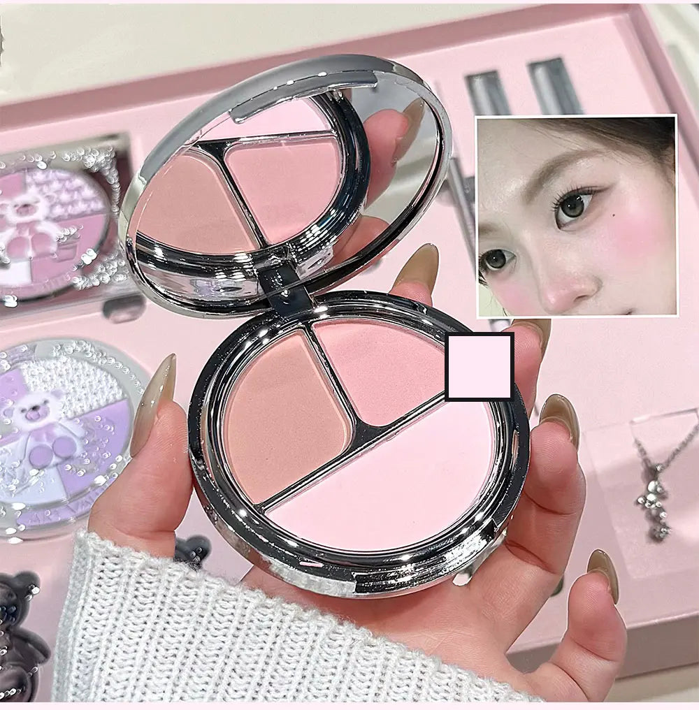 Los sets de maquillaje facial ART VALUE incluyen: 4 labiales tipo "lip mud", 1 lápiz de cejas, 1 máscara de pestañas, 1 gel con color para cejas, 1 polvo compacto, 1 colorete, 1 producto para contorno y 1 sombra de ojos.
