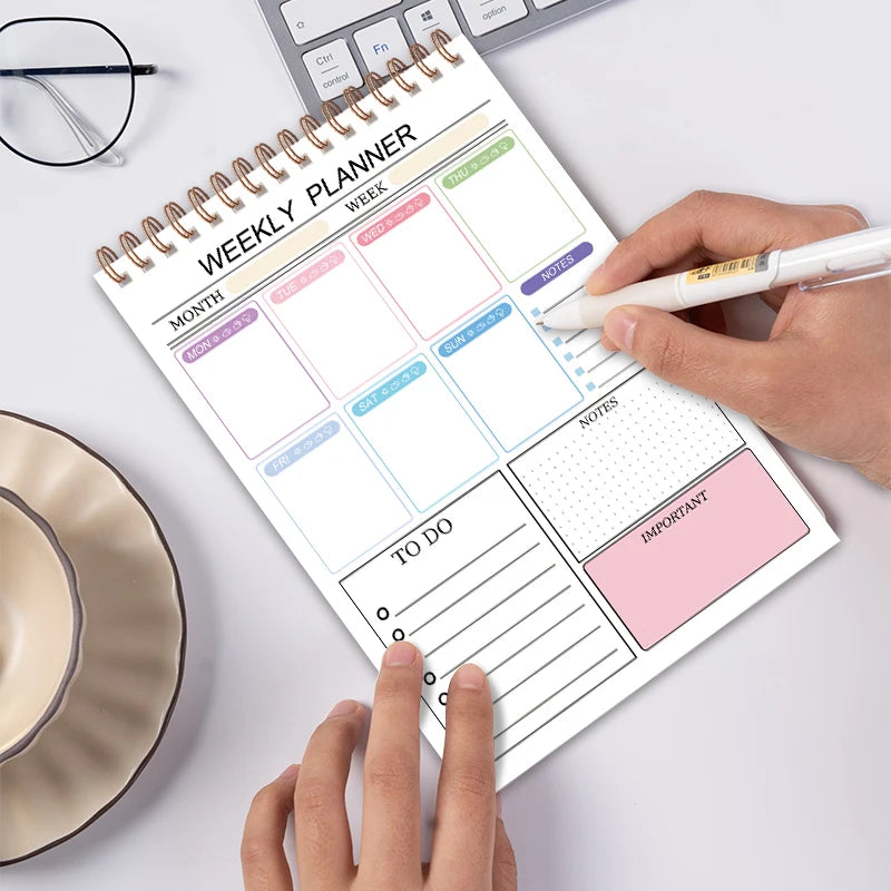 Cuaderno de planificación semanal sencilla: libreta de listas de tareas con 52 hojas de planificación en blanco (8 x 5,6 pulgadas), papel grueso de 120 g y sin fechas para establecer objetivos con flexibilidad.