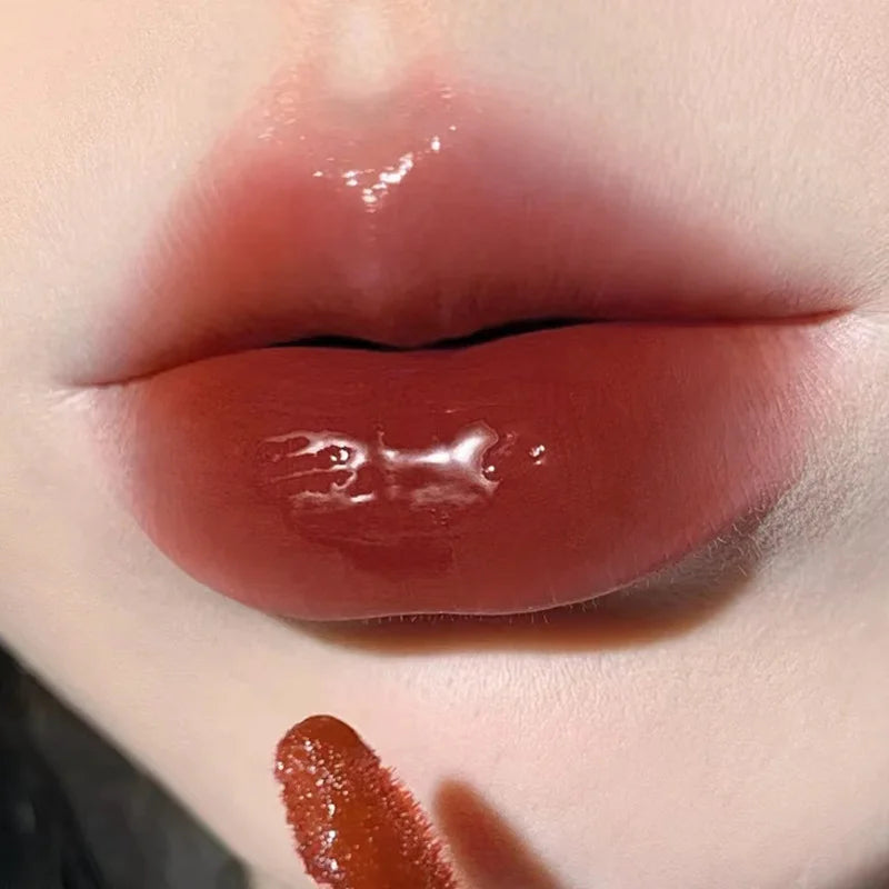 Tinta labial hidratante Herorange con acabado gloss y textura acuosa; efecto labios voluminosos y brillantes (tipo cristal). Fórmula de larga duración que no reseca