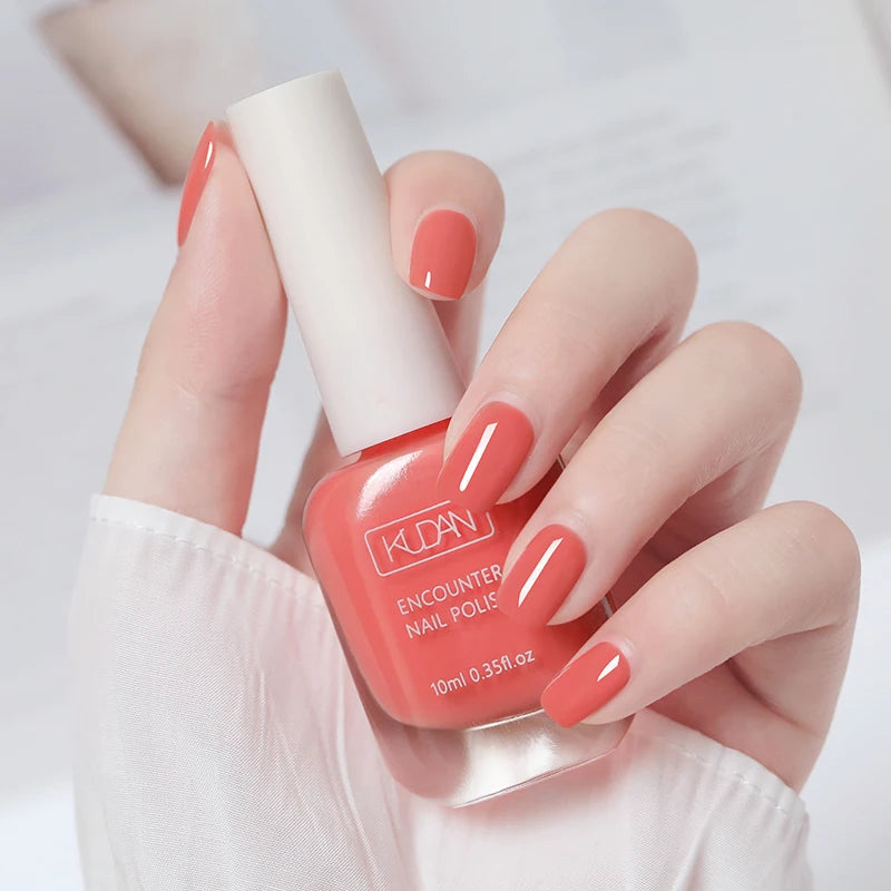 Esmalte de uñas de 10 ml a base de agua, de secado rápido y larga duración; fórmula saludable con efecto iluminador; no requiere lámpara de secado.