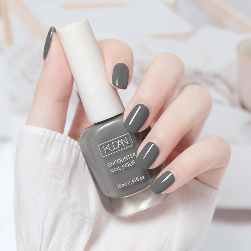 Esmalte de uñas de 10 ml a base de agua, de secado rápido y larga duración; fórmula saludable con efecto iluminador; no requiere lámpara de secado.