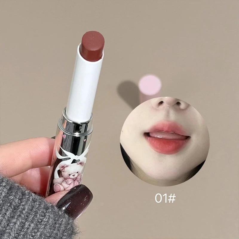 Labial Art Value de textura aterciopelada y acabado mate suave; tinta labial colorida y duradera en formato lápiz (tonos nude y rojo), fórmula nutritiva, disponible en 6 colores.